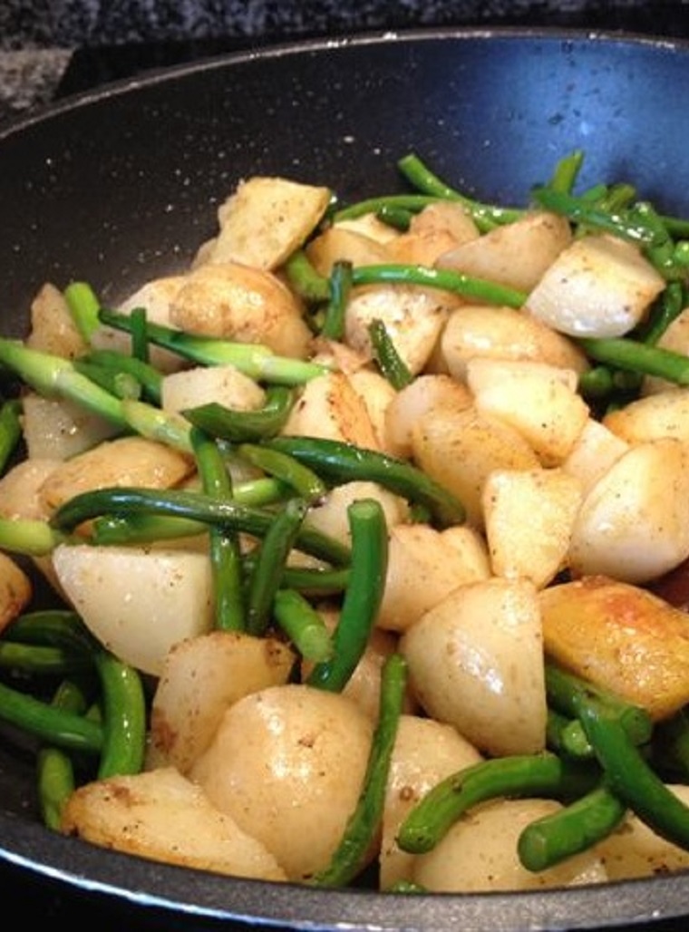 Recette de patates nouvelles grelots et fleurs d'ail fraiches - Le Petit Mas