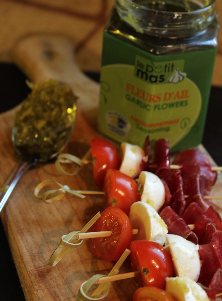 Recette | Brochettes de bocconcinis aux fleurs d'ail et de tomates cerises | Le Petit Mas