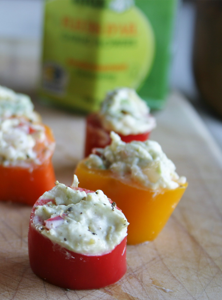 Recette - Poivrons au fromage de chèvre, crevettes, avocat et fleurs d'ail - Le Petit Mas