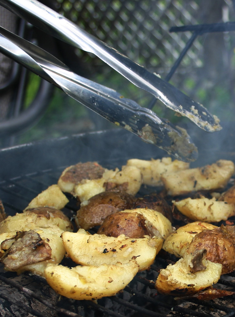Pommes de terre grillées aux herbes et aux fleurs d'ail - Recette - Le Petit Mas