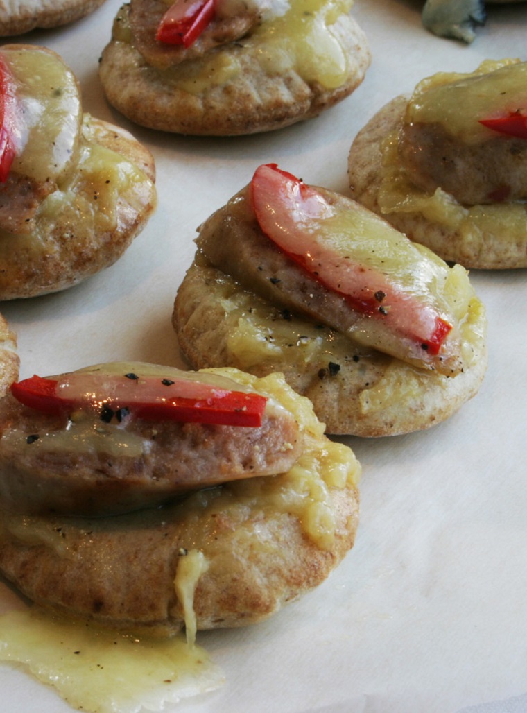 Mini-pizzas ail du Québec confit et saucisses - Recette - Le Petit Mas