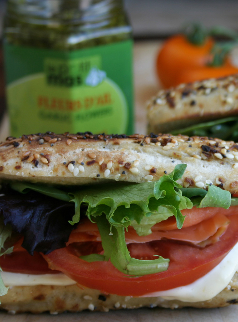 Recette - Sandwich poisson fumé laitue tomate mayonnaise aux fleurs d'ail - Le Petit Mas