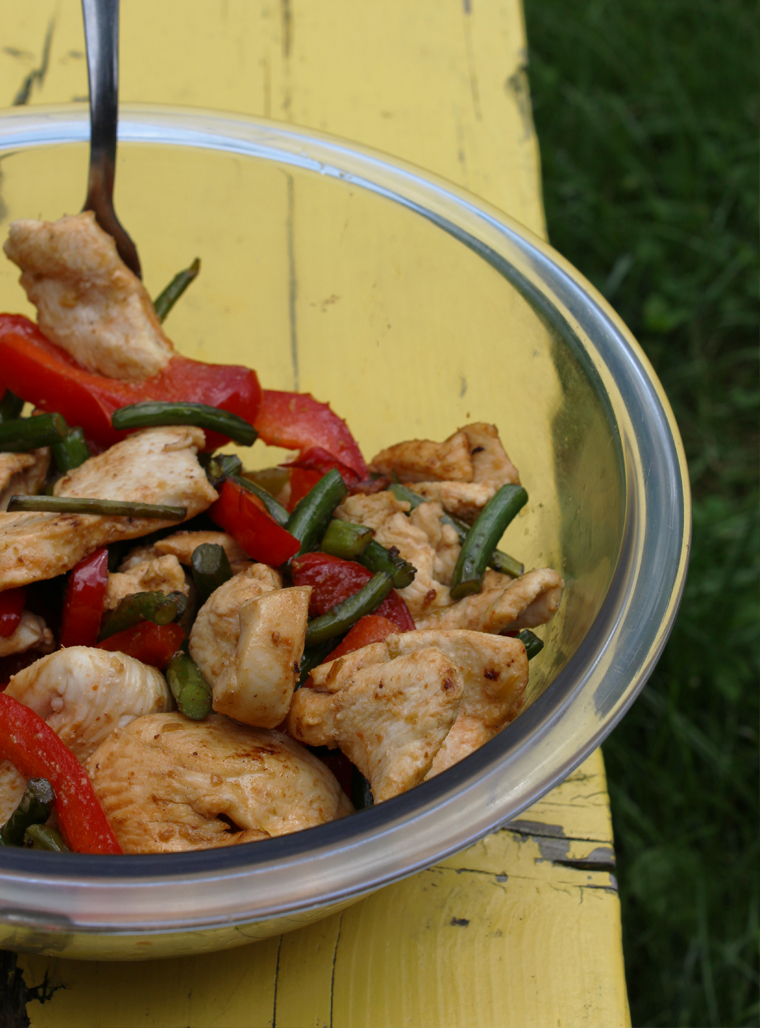 Sauté de poulet, fleurs d'ail et poivrons - Recette - Le Petit Mas