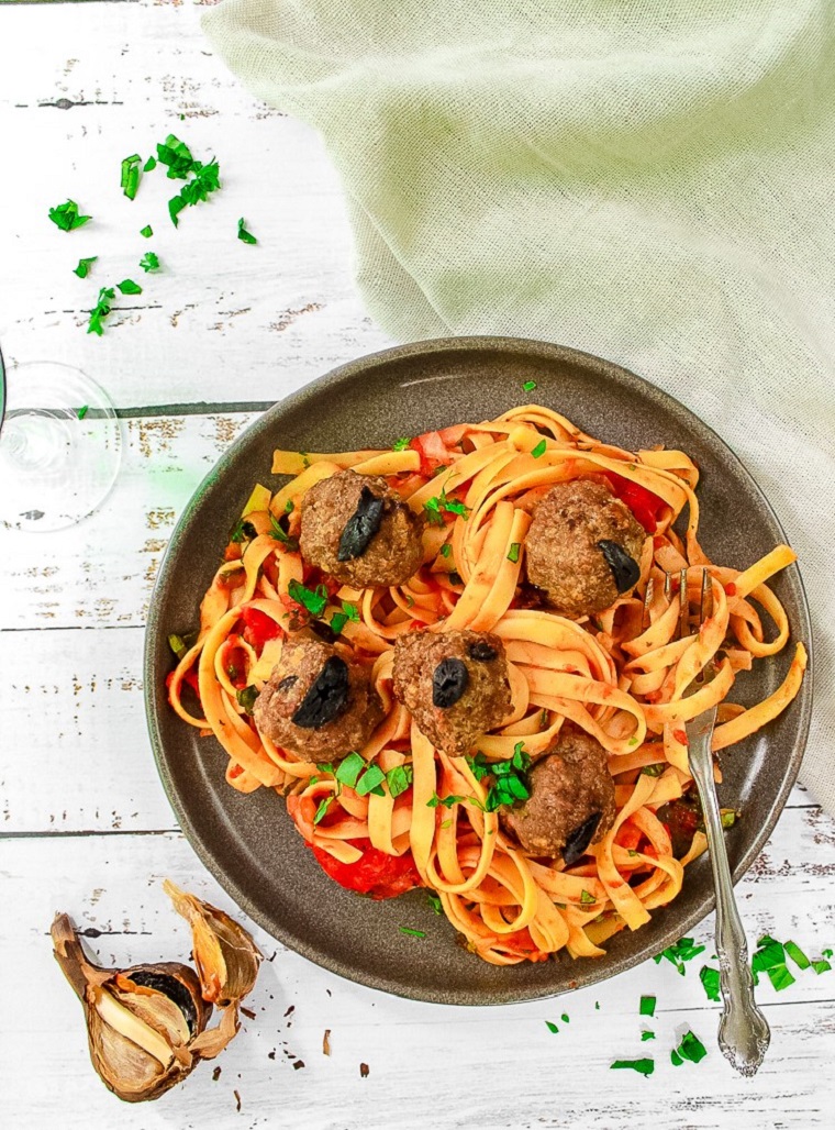 Recette | Boulettes de veau à l'ail noir fettuccine marinara | Le Petit Mas