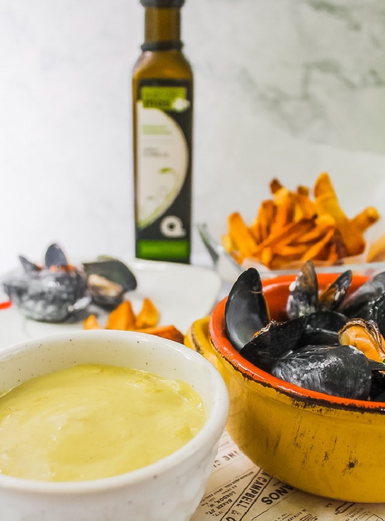 Recette Moules et frites, aïoli à l'huile aux fleurs d'ail Le Petit Mas  - Recette fleurs d'ail du Québec et ail du Québec Le Petit Mas