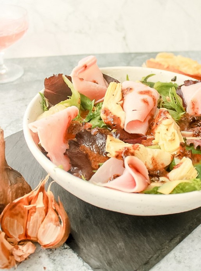 Recette de Salade de coeurs d'artichauts, jambon blanc, vinaigrette à l'ail noir - Recette d'ail noir du Québec et ail du Québec Le Petit Mas