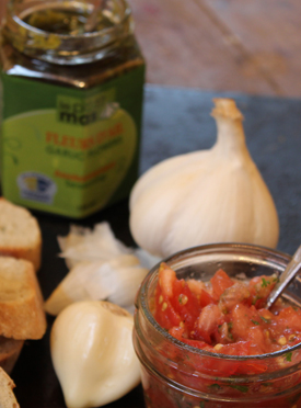 Recette de bruschetta à l'ail et aux fleurs d'ail du Petit Mas | Recette fleurs d'ail du Québec et ail du Québec Le Petit Mas 