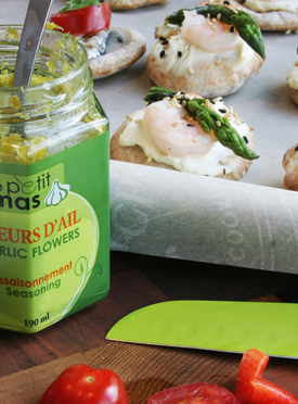 Recette de mini-pizzas fromage à la crème aux fleurs d'ail et crevettes de Le Petit Mas - Recette fleurs d'ail du Québec et ail du Québec Le Petit Mas