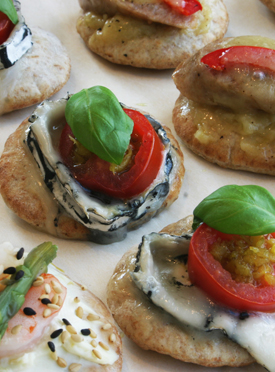 Recette de mini-pizzas fromage de chèvre, tomates et fleurs d'ail de Le Petit Mas  - Recette fleurs d'ail du Québec et ail du Québec Le Petit Mas