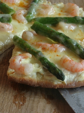 Recette de Pizza  printanière aux crevettes, asperges, deux fromages et fleurs d'ail de le Petit Mas - Recette fleurs d'ail du Québec et ail du Québec Le Petit Mas