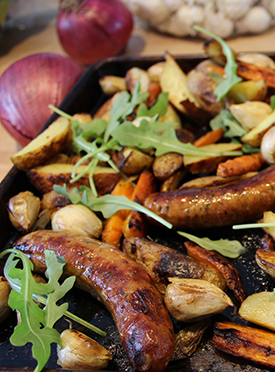 Recette de plaque de légumes aux fleurs d'ail, saucisses et ail confit Le Petit Mas  - Recette fleurs d'ail du Québec et ail du Québec Le Petit Mas