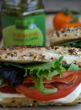 Recette de Sandwich poisson fumé, laitue, tomate et mayonnaise à la fleur d'ail - Recette fleurs d'ail du Québec et ail du Québec Le Petit Mas