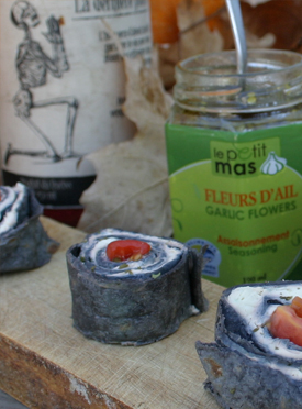 Recettes de yeux de zombies (rouleaux de fromage à la crème aux fleurs d'ail)  de Le Petit Mas  - Recette fleurs d'ail du Québec et ail du Québec Le Petit Mas